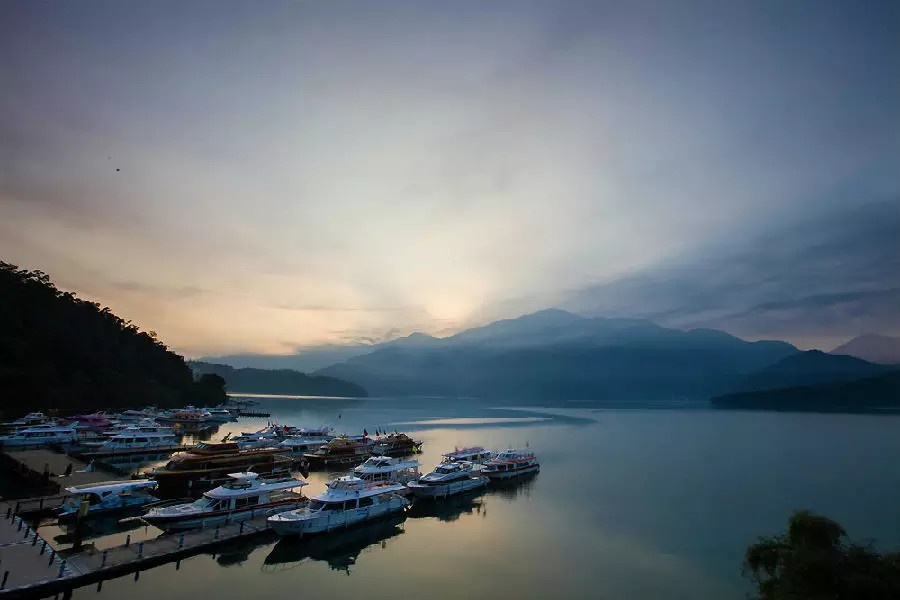 Nán lại hồ Nhật Nguyệt (Sun Moon). Đây là hồ được cho là lớn nhất và đẹp nhất Đài Loan. Nếu bạn đứng trên đảo Lalu giữa hồ, hướng về phía Đông của hồ bạn sẽ thấy giống hình mặt trời, hướng về phía Tây của hồ bạn sẽ thấy giống hình mặt trăng. Đây là lý do người ta đặt tên hồ là Nhật Nguyệt. Ảnh: taiwandao