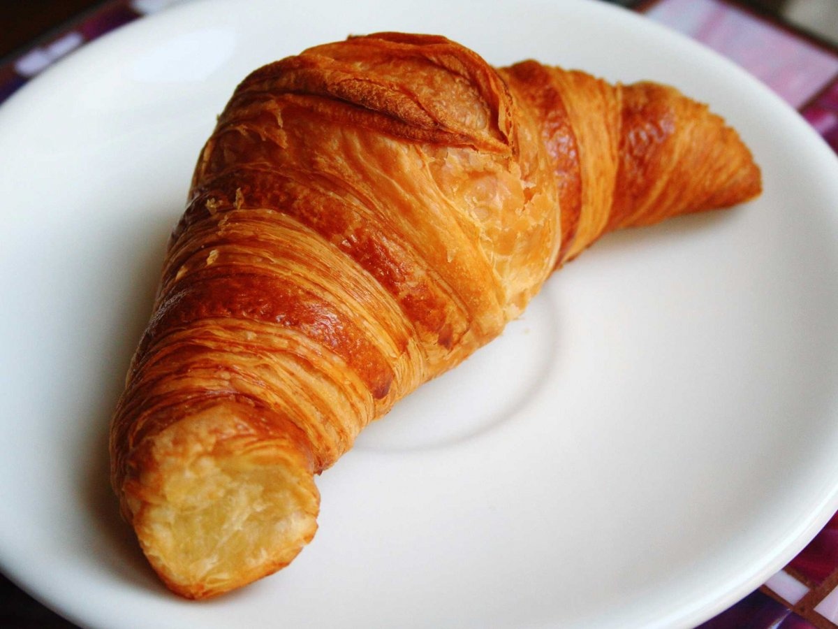 Ngoài baguette, bánh sừng trâu (croissant) cũng là một loại bánh nổi tiếng của Pháp với lớp bánh giòn tan, thơm ngậy vị bơ.