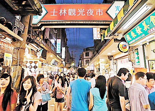 Chợ đêm Shilin. Shilin là chợ đêm lớn nhất và nổi tiếng nhất của Đài Bắc nằm ở quận Shilin. Khu chợ nổi tiếng với hàng loạt các các món ăn truyền thống hay những món ăn vặt của Đài Loan như trứng tráng hàu, trà sữa chân trâu.... Ngoài ra, quần áo thời trang cũng là mặt hàng phổ biến tại đây. Ảnh: taiwandao