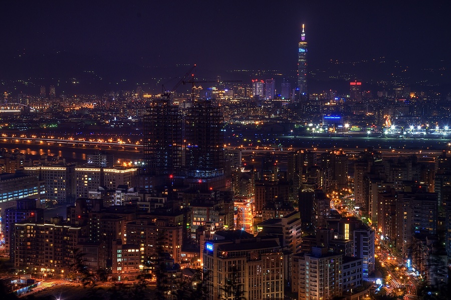 Tận hưởng vẻ đẹp của Đài Bắc. Đây là trung tâm chính trị, kinh tế, văn hóa của Đài Loan. Nó đan xen vẻ hiện đại và truyền thống, vừa thời thượng lại hoài cổ. Ảnh: taiwandao