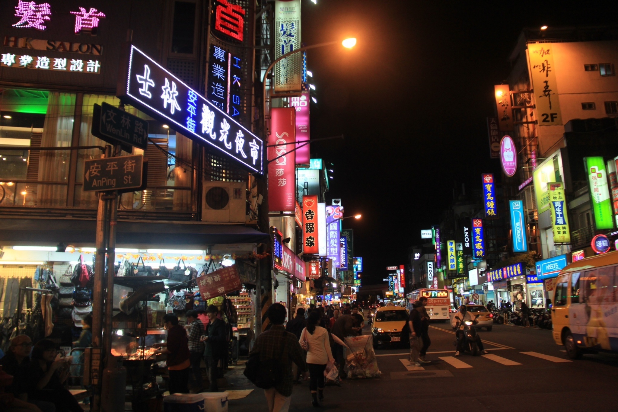 Hầu hết các cửa hàng nằm ở trong tòa nhà, nhưng bạn cũng có thể thấy rất nhiều cửa hiệu và quầy hàng dọc trên đường phố. Hãy cảm nhận sự sôi động, sầm uất của chợ đêm Shilin trong chuyến tham quan Đài Bắc. Ảnh: sh-bus