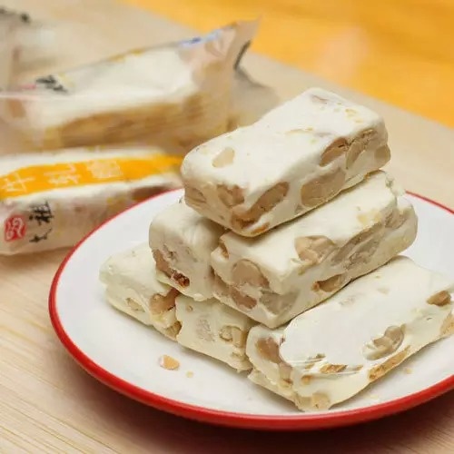  Kẹo Nougat. Loại kẹo này không chỉ thơm ngon mà còn bổ dưỡng cho sức khoẻ. Với thời gian bảo quản vào khoảng 30 - 40 ngày, du khách có thể mua về làm quà rất tiện lợi. 
