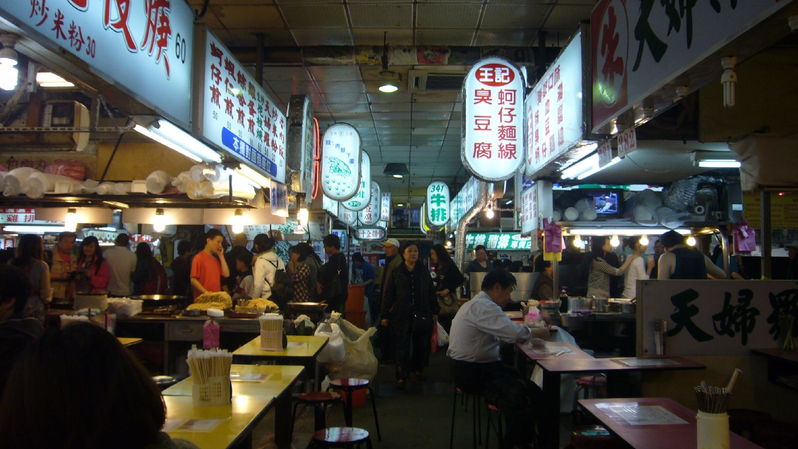 Đi dạo một vòng chợ, ngắm nhìn tất cả các cửa hàng ở đây cũng phải mất khoảng 4-5 tiếng, tuy nhiên vì chợ mở cửa rất trễ, đến tận 4-5 giờ sáng, du khách có thể thỏa sức tham quan và mua sắm. Shilin nằm ở đoạn gần nhà hát Yan Ming, gần đường Wen Lin, Ji He, Da Dong và Da Nan. Ảnh: hangzhou.com.cn