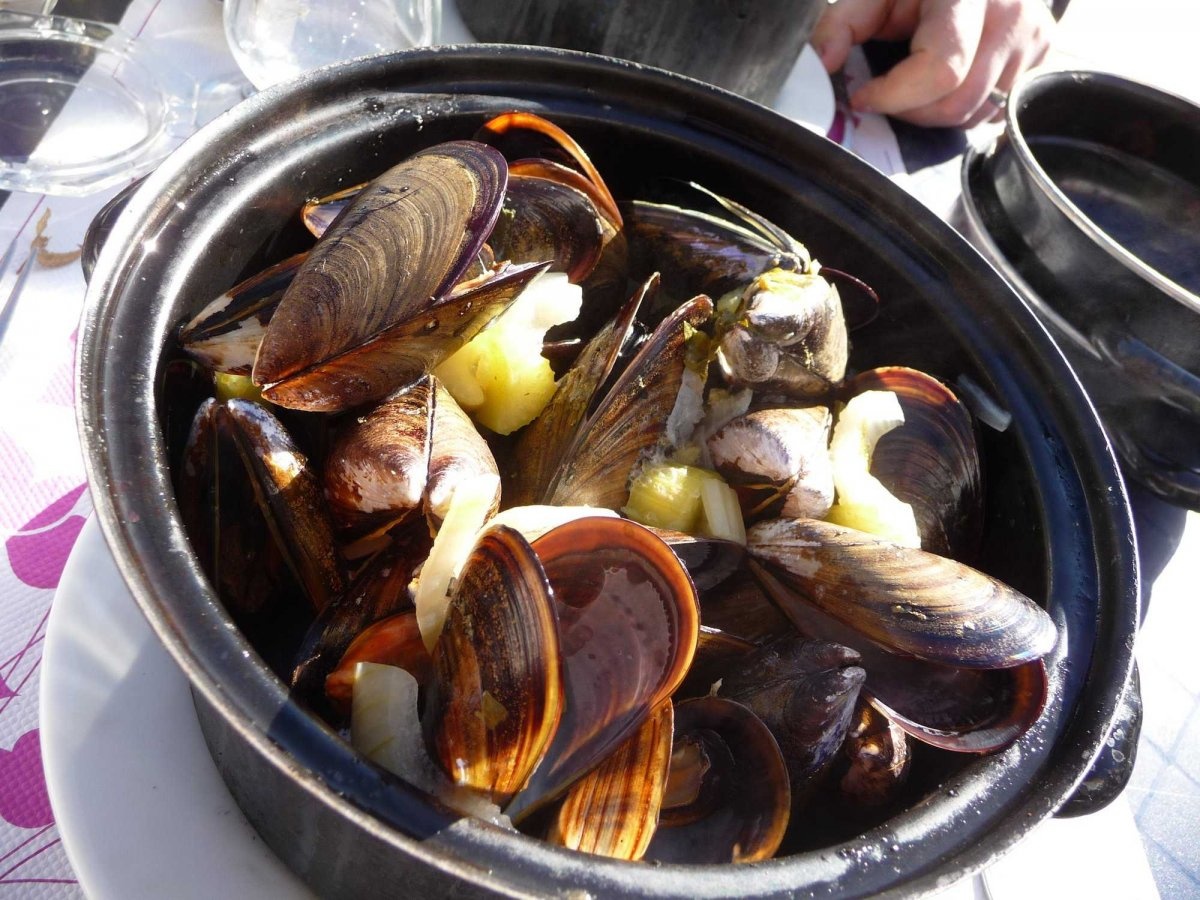 Trong khi vẹm và khoai tây chiên được coi là món ăn của Bỉ thì Moules Marinières lại là món ăn đặc trưng của vùng Normandy, Pháp. Đây được coi là đồ ăn nhanh ở Pháp, được rất nhiều người yêu thích.