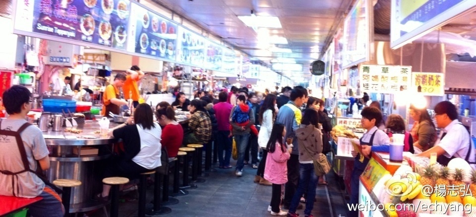 Những món ăn vặt nổi tiếng nhất ở chợ đêm Gongguan là mỳ hàu, bánh tiết lợn, trà sữa trân châu và bánh cuốn. Các cửa hàng bán những sản phẩm này đều rất đông, du khách thường phải xếp hàng dài để đợi đến lượt. Ảnh: qq