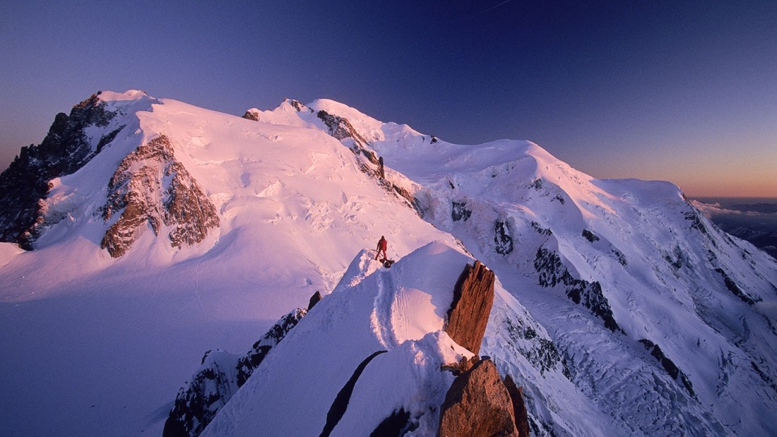 5. Mont Blanc: Nằm ở biên giới giữa Pháp và Italy, Mont Blanc có độ cao 4.810 m vươn lên trên dãy Alps. Đây là ngọn núi cao thứ 11 thế giới. Gần đó là Charmonix, một trong những khu trượt tuyết nổi tiếng nhất nước Pháp.
