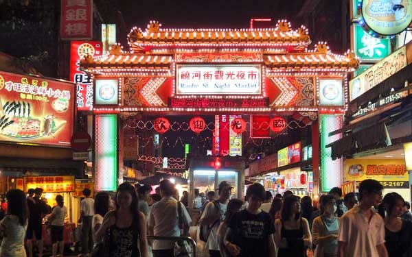 Chợ đêm Raohe. Khu chợ này có nhiều món ăn ngon hấp dẫn du khách như bánh đậu hũ, sườn chiên, sườn hầm cùng các loại thảo mộc, bánh tiêu nướng giòn,… Ảnh: sina