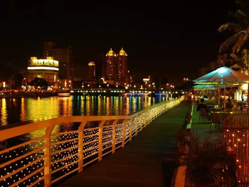 Cảm nhận sự sầm uất của Cao Hùng. Đến với Đài Loan, du khách không chỉ được tham quan những di tích lịch sử đậm chất văn hóa cổ, mà còn được ngắm nhìn những công trình hiện đại, sầm uất như thành phố trẻ Cao Hùng. Ảnh: taiwandao