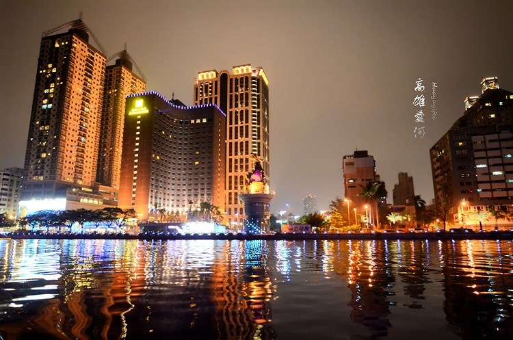 Cao Hùng còn có cái tên rất đặc biệt là thành phố tình yêu. Nơi đây có bến phà True Love, có dòng sông tình yêu khiến thành phố này thêm quyến rũ và lãng mạn, du khách. Đến thăm mảnh đất này, du khách có thể đáp chuyến phà Cijin nổi tiếng nối liền Cijin và Hamasen để thưởng ngoạn toàn cảnh của cảng Cao Hùng. Ảnh: poco 