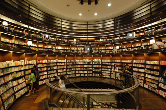 Đây là không gian vừa ấm cúng vừa thân thiện tạo cơ hội cho mọi người gặp gỡ, trao đổi kiến thức, là điểm đến lý tưởng cho người yêu sách khi đêm về. Du khách có thể ghé thăm Eslite bằng tàu điện ngầm, cửa hàng nằm gần điểm Zhongxiao Dunhua. Ảnh: Sina