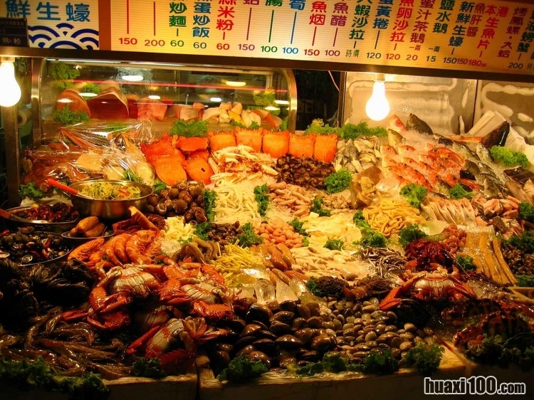 Chợ đêm Huaxi. Đây là chợ đêm du lịch đầu tiên tại Đài Loan và được biết đến với vô vàn các món hải sản và các món được chế biến từ rắn. Ảnh: huaxi100
