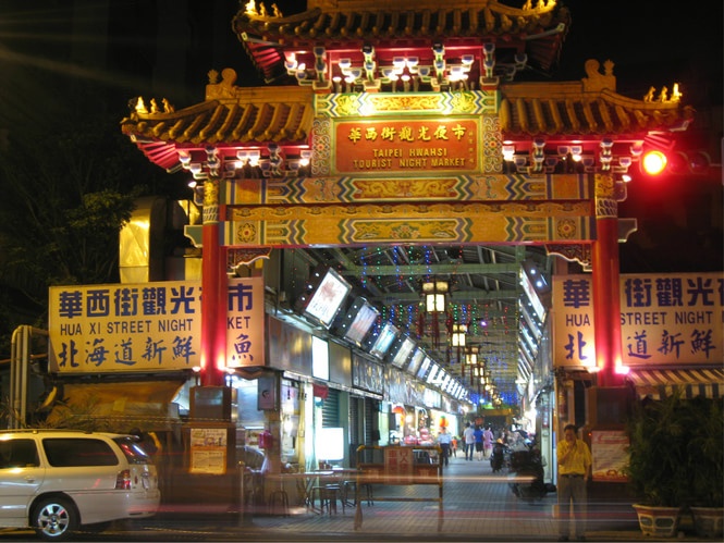 Lối vào của khu chợ là một công trình xây dựng mang đậm nét truyền thống Trung Hoa, với những chiếc đèn lồng đỏ để tạo nên dấu ấn cho du khách. Các cửa hàng dọc hai bên đường vốn đã nổi danh từ nhiều năm nay bao gồm cả các quán đồ ăn vặt nổi tiếng Đài Loan, như  mỳ Dan-tsu, súp mực ống, súp thịt lợn... Ảnh: baike