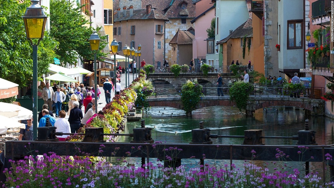 9. Annecy: Nằm ở dãy Alps thuộc vùng đông nam nước Pháp, Annecy còn được mệnh danh là “Little Venice” do có những con kênh đào được tô điểm bởi những ngôi nhà xinh đẹp dọc bờ kênh. Một lâu đài cổ tuyệt đẹp được xây dựng giữa một trong những dòng kênh là nơi thu hút rất nhiều du khách.