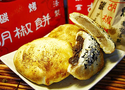 Chợ đêm Shida. Nằm ở gần Đại học Sư phạm Đài Loan, chợ đêm Shida thu hút rất đông sinh viên và du khách, đặc biệt là vào cuối tuần.  Người dân nơi đây coi chợ đêm Shida là chợ đem dành cho sinh viên, với nhiều món ăn ngon từ các cửa hàng bán các đồ ăn của các nước trên thế giới cùng rất nhiều quần áo và linh kiện điện tử. Ảnh: taiwandao