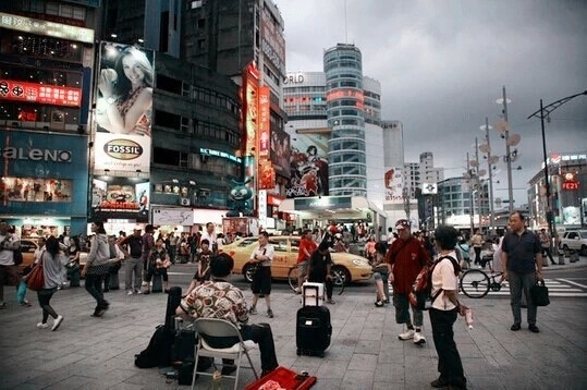 1. Đến rạp xem một bộ phim, tới Hongbaochang để nghe hát Karaoke. Từ những năm 1930, Ximending đã trở thành con đường điện ảnh của Đài Bắc. Nay tại đây có khoảng hơn 20 rạp chiếu phim khác nhau. Du khách có thể tới đây để cảm nhận hương vị điện ảnh đậm đặc tại thành phố này. Để cảm nhận thêm nét riêng trong văn hóa của Đài Bắc, bạn cũng nên nghe hát karaoke theo hình thức Hongbaochang nằm trên đường Hankou, Xining. Chỉ cần bỏ ra một số tiền nhỏ, du khách có thể nghe hát và cùng giao lưu với các ca sỹ trên sân khấu. 