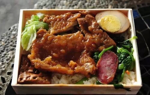 11. Thưởng cho mình một suất cơm hộp của Đài Loan. Còn gì tuyệt vời hơn nếu bạn có được những trải nghiệm thực của cuộc sống người dân nơi đây. Và còn gì tiện lợi hơn nếu bạn được thưởng thức một suất cơm hộp nhân viên mang tới tận cửa phòng nghỉ vào một ngày mưa rả rích. Du khách có thể nếm thử cơm của hãng Taitie. Chỉ với 16 NDT là bạn có được bữa ăn vừa ngon vừa rẻ. 