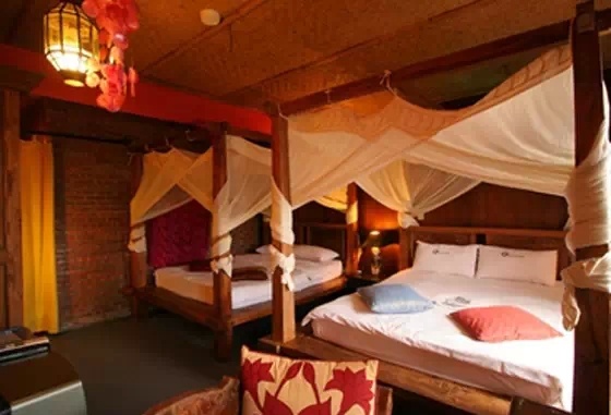 12. Cảm nhận dịch vụ homestay tại Kending. Kending hấp dẫn du khách không chỉ bởi những con sóng lãng mạn trên bãi biển trong xanh, thức ăn tươi ngon mà còn bởi dịch vụ homestay vô cùng hấp dẫn. Mỗi tòa nhà một phong cách khác nhau từ truyền thống cho tới hiện đại, vừa cổ xưa lại lãng mạn.