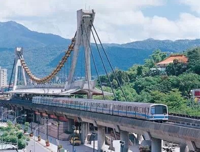 13. Ngồi đoạn tàu điện ngầm có phong cảnh đẹp nhất Đài Bắc. Tại Đài Bắc, một số bến tàu điện ngầm có đoạn được thiết kế lộ thiên như điểm Daan. Du khách có thể nhìn thấy cảnh máy bay cất cánh, hạ cánh tại sân bay Songshan hay cảnh đường phố Luanshu tuyệt đẹp. 