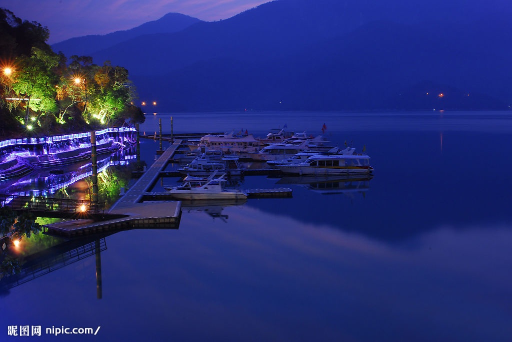 Lãng mạn và quyến rũ có lẽ là hai từ dành riêng cho Nhật Nguyệt Đàm. Ảnh: mafengwo