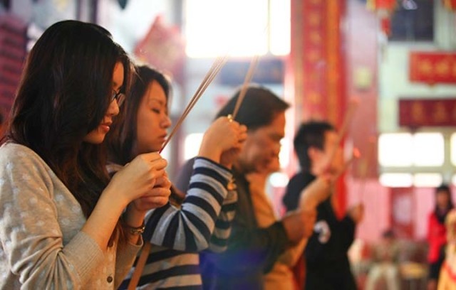 14. Lễ phật tại Đài Loan. Du lịch Đài Loan, bạn nên tìm hiểu về văn hóa chùa chiền của mảnh đất này. Đi trên đường phố của Đài Loan, chỉ vài bước chân là bạn có thể nhìn thấy miếu, đền chùa. Có chuyên gia cho rằng văn hóa tín ngưỡng truyền thống của người dân nơi đây còn đậm đặc và sâu sắc hơn cả người dân đại lục. 