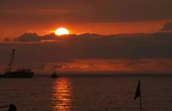 17. Đến cảng Jilong ngắm hoàng hôn. Cảng Jilong nằm bên cạnh ga tàu, du khách có thể vừa uống cà phê vừa ngắm cảnh hoàng hôn vô cùng lãng mạn. Sau khi mặt trời lặn, bạn có thể rảo bước tới chợ đêm Jilong Miaokou hay ra bờ biển để hòa mình với gió biển mặn mòi. 