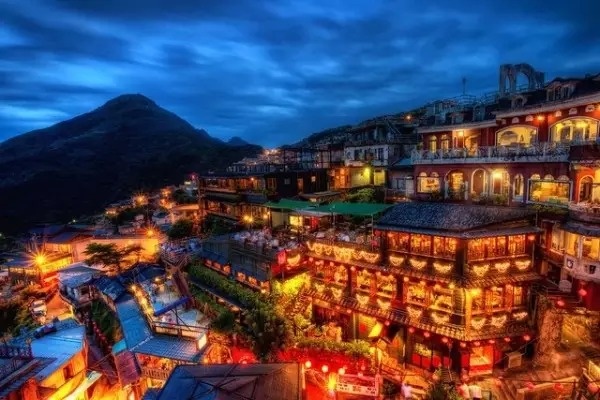18. Tới thăm thành cổ Cửu Phần (Jiufen). Cửu Phần là thành cổ giữa không trung, một bên là núi, một bên là biển. Nhà cửa ở đây được xây dựng men theo mép núi tạo nên một quần thể rất đẹp. Nơi đây bốn mùa đều có những nét đẹp riêng, chứa đựng nét thần bí trêu ghẹo du khách mỗi lần ghé chân. Đến đây, chắc chắn bạn sẽ không hối hận. 