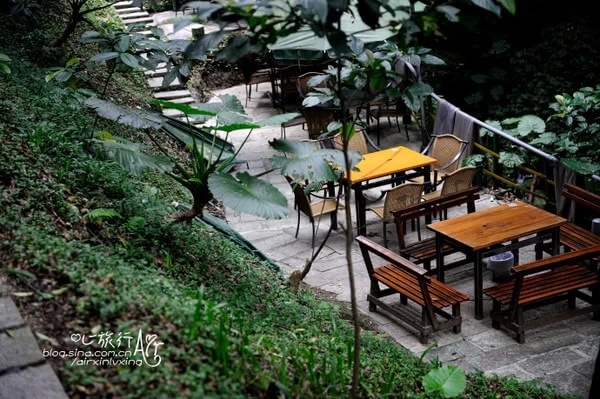 2. Uống trà và ngắm hoàng hôn ở Maokong. Là vùng trồng chè lớn nhất Đài Loan, Maokong nằm ở quận Wenshan, Đài Bắc. Trong các các con ngõ ở Maokong là rất nhiều quán trà nhỏ. Bạn có thể tới đây vào lúc chiều tà, nhâm nhi một tách trà và ngắm nhìn hoàng hôn.