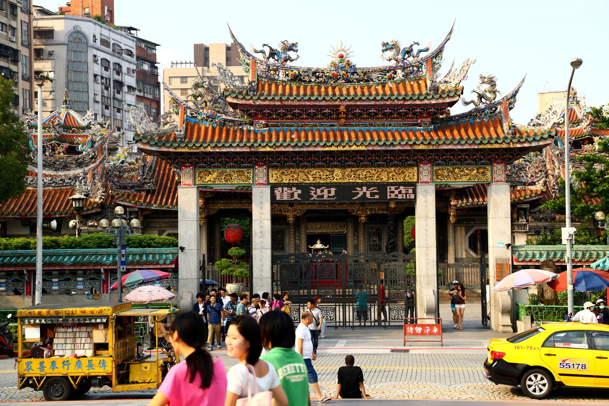 2. Nhiều điểm du lịch miễn phí. Điều này khác hẳn với đại lục Trung Quốc. Một số điểm như núi Ali, Nhật Nguyệt Đàm, Kending, Cửu Phần... đều không cần vé vào cửa. Thậm chí Cố Cung của Đài Bắc cũng chỉ cần du khách bỏ ra 35NDT là có thể vào tham quan. Một số nơi thực hiện chính sách ở khung giờ nhất định không cần mua vé vào cửa, như sau 17:00 hàng ngày. Một vài khu du lịch cần mua vé nhưng lại gửi lại du khách Vouchers để họ có thể giảm giá khi mua sắm khi vào trong tham quan. Một số địa phương của Đài Loan miễn phí các phương tiện giao thông công cộng, một số nơi lại miễn phí ở một số đoạn đường nhất định. Ảnh: Baike