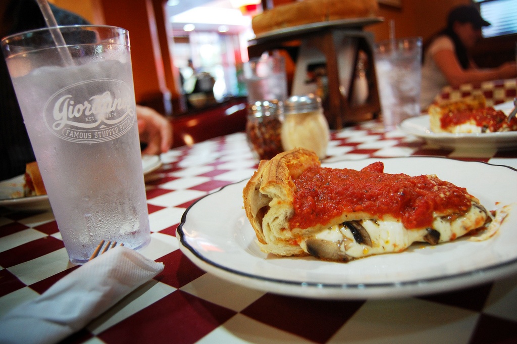 Pizza cá, Chicago: Pizza cá được nướng trên một khay tròn trong vòng 45 phút, trông giống bánh hơn là pizza. Món pizza này được phủ rất nhiều phô mai và xốt cà chua, đặc biệt là món cá từ Giordano.