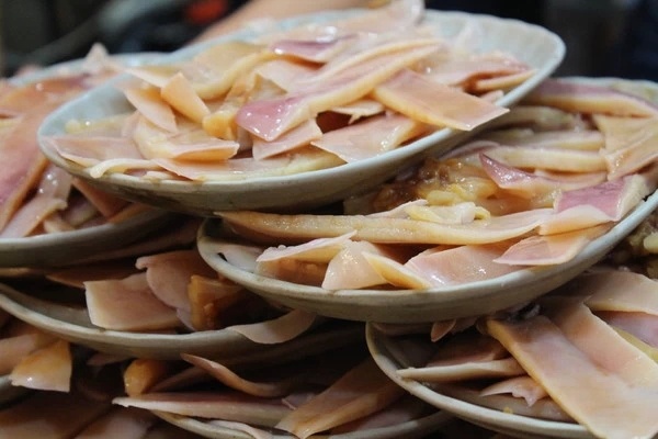  3. Ăn mực Dawang ở chợ đêm Raohe. Đây là món ngon nổi tiếng tại chợ đêm Raohe thuộc Đài Bắc. Dù nằm ở một nơi không dễ tìm trong chợ nhưng lúc nào cửa hàng này cũng đông khách. Khách hàng thường lui tới đây bởi vị tương chấm đặc biệt của ông chủ. 