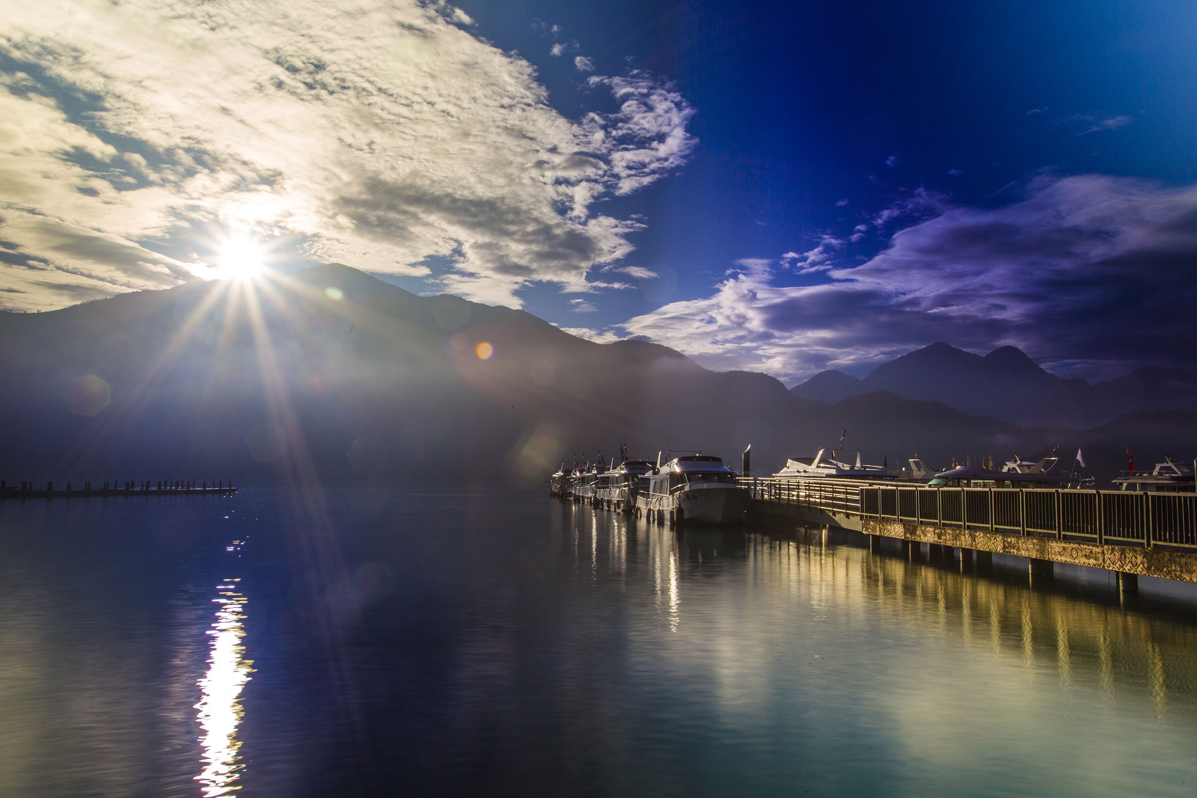 Thuộc địa phận xã Yuchi huyện Nantou của miền Trung Đài Loan, Nhật Nguyệt Đàm là hồ nước tự nhiên lớn nhất Đài Loan với diện tích 7.73km2, nằm ở độ cao 748m so với mực nước biển, nơi sâu nhất là 27m. Ảnh: Sina