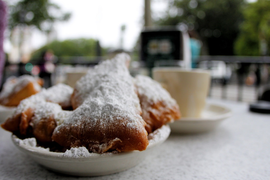 Beignets, New Orleans: Beignet là từ tiếng Pháp chỉ các loại bánh rán bằng dầu. Bánh ăn kèm khi uống cà phê, đây là sự giao hòa tuyệt vời giữa kiểu bánh của Pháp và doughnut của Mỹ.