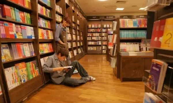 4. Đến cửa hàng cà phê sách Eslite để hít hà hương vị của sách khi đêm về. Đây là cửa hàng sách 24/24, thu hút rất nhiều các bạn trẻ tới giao lưu và thưởng thức không gian sách rất đặc biệt. 