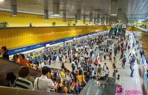4. Không kiểm tra an toàn ở tàu điện ngầm hay ga tàu. Nhưng Đài Loan có thực sự an toàn để bỏ qua khâu kiểm tra an ninh hay không thì rất khó để chắc chắn. Bên cạnh đó, tại các ga tàu, nhiều khi nhân viên không kiểm tra vé của hành khách khi lên tàu, nhưng khi ra khỏi nhà ga họ sẽ tiến hành khâu này. Ảnh: Sina