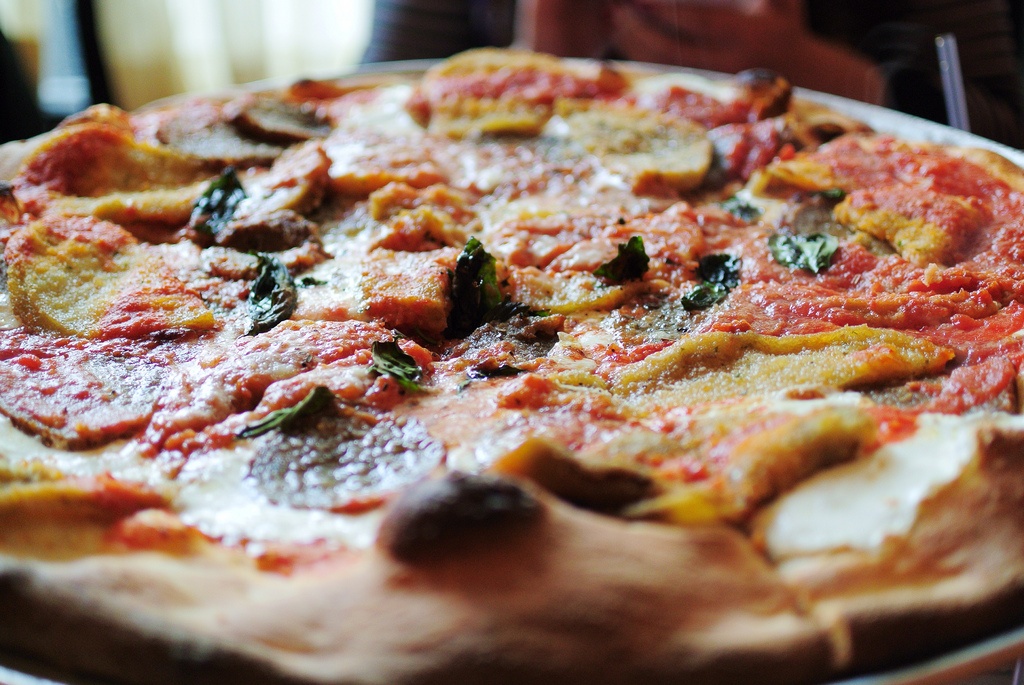 Pizza kiểu New York: Pizza mỏng, giòn tan, cỡ lớn được phủ ooey-gooey mozzarella và một lớp xốt cà chua chính là pizza theo phong cách New York. Bột được nhồi thủ công bằng tay, rồi gấp lại để tiện khi ăn. Dạo bước trên những con phố ở Little Italy, New York, bạn sẽ dễ bắt gặp cả du khách lẫn người dân địa phương đang cầm trên tay những miếng pizza gấp nửa này. Chỉ riêng tại New York đã có hơn 400 nhà hàng pizza.