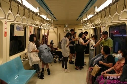 5. Không được ăn uống trên tàu điện ngầm. Nếu bạn vi phạm, sẽ phải nộp 7.500 Đài tệ tiền phạt. Nguyên nhân chủ yếu là nhà ga mong muốn tạo một không khí trong lành cho tất cả hành khách khi lên tàu. Ảnh: Baike