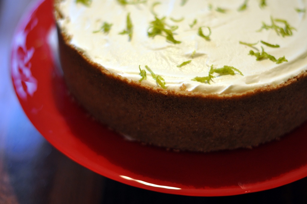 Bánh chanh, Florida: Đây là sự kết hợp tuyệt vời của hai vị ngọt và chua. Người ta cho rằng loại bánh này do các ngư dân sáng tạo ra khi họ không có lò nướng hay sữa tươi. Bánh chanh được làm từ các nguyên liệu như nước cốt chanh, sữa đặc có đường và lòng đỏ trứng gà cùng lớp vỏ bánh giòn. Nhà hàng Mrs. Mac’s Kitchen ở Key Largo nổi tiếng với món bánh chanh này.