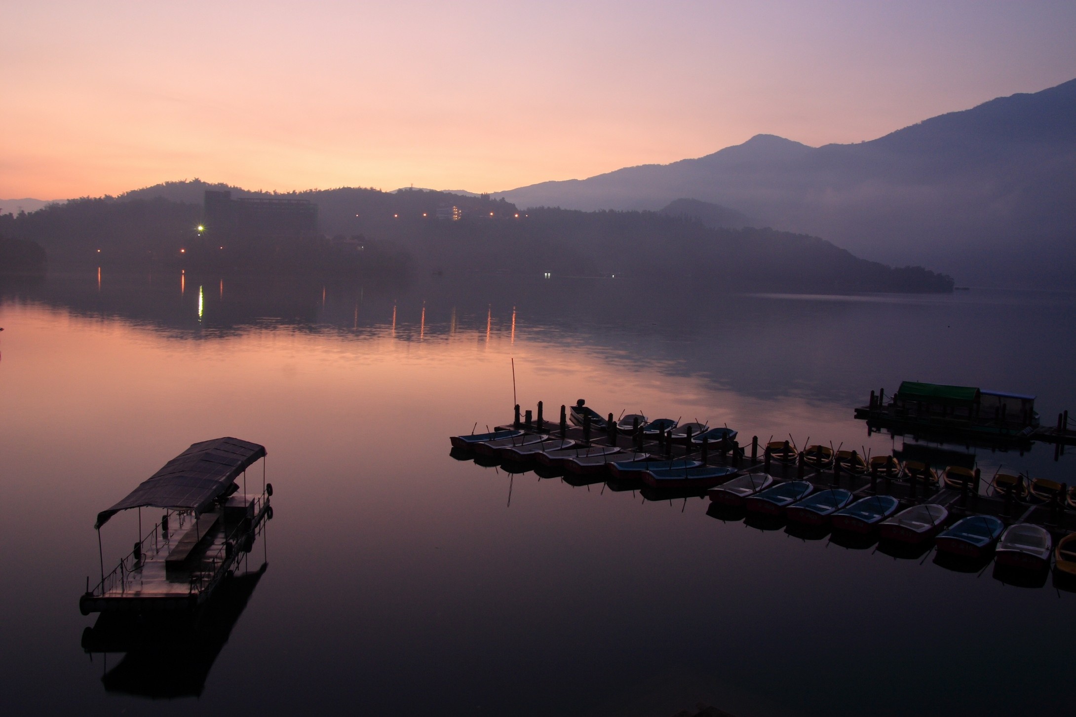 Nơi đây, mỗi mùa một vẻ. Mùa xuân, hoa đào nở rợp lối đi lên núi. Trời lạnh lây phây, thêm hoa dã quỳ vàng ven hồ, mây trời Nhật Nguyệt xanh trong, thoáng đãng khiến người ta không khỏi nao lòng khi đi thuyền ra hòn đảo Lalu ở giữa hồ. Ảnh: China.com.cn