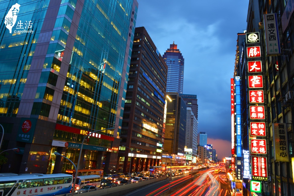 6. Không ấn còi xe khi tham gia giao thông. Trên đường, bạn chỉ có thể nghe thấy tiếng còi từ xe cứu thương hay xe cảnh sát đang làm nhiệm vụ, tuyệt nhiên không nghe thấy tiếng coi của các phương tiện khác cho dù là tắc đường hay có xe lấn đường. Ảnh: Baike