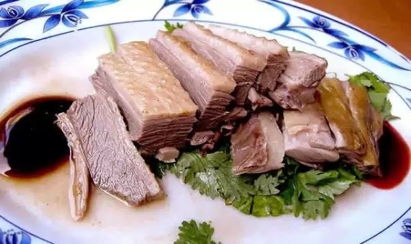 7. Ăn thịt ngỗng và mì sợi. Nằm trên đường Ximending, cửa hàng ngỗng nổi tiếng lâu đời chỉ bán mì sợi, thịt ngỗng và nội tạng ngỗng sẽ để lại cho du khách hương vị ngọt ngào khó quên. 