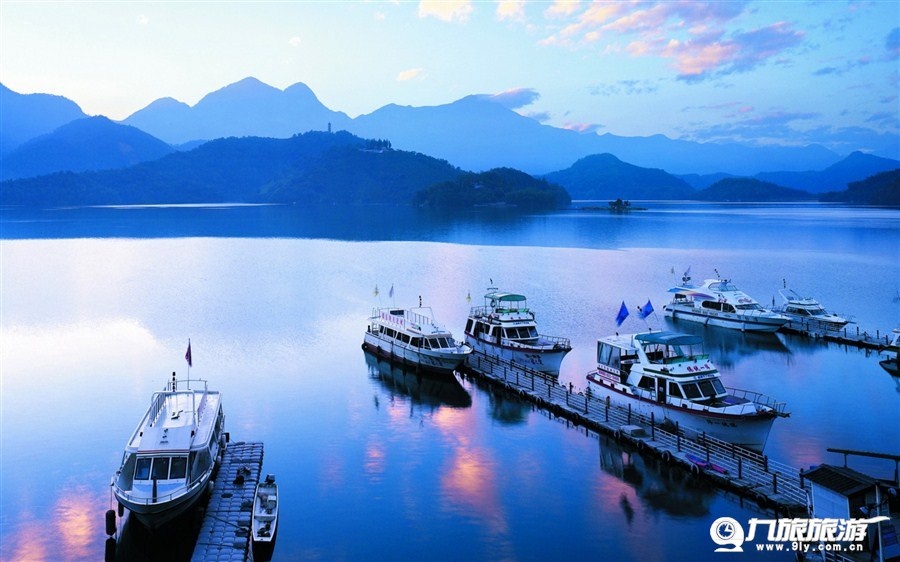 Mùa thu, trăng tròn vạnh chiếu xuống hồ nước đang phủ một lớp sương mỏng khiến cảnh như thực như hư say mê lòng người. Ảnh: Ifeng