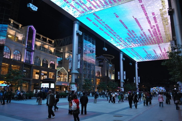 7. Ra vào nơi công cộng đều lấy bên phải làm chuẩn. Không chỉ lên xuống xe, mà ở những nơi như trung tâm mua sắm, cầu thang máy, ... người dân Đài Loan đều lấy bên phải làm chuẩn. Như vậy sẽ tránh hiện tượng chen lấn xô đẩy nhau ở các cửa ra vào. Ảnh: Mafengwo