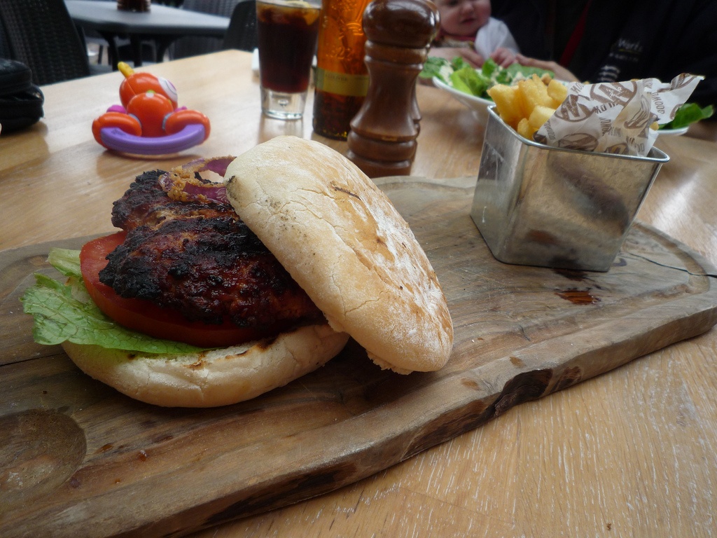 Burger “trâu”, Wyoming: Loại bánh burger này thực ra được làm từ thịt bò rừng Mỹ, loài động vật có vú được chăn thả ở miền tây nước Mỹ. Loại thịt này nạc và mềm hơn thịt bò thường, nổi tiếng ở quán Local Restaurant and Bar với giá <abbr class=