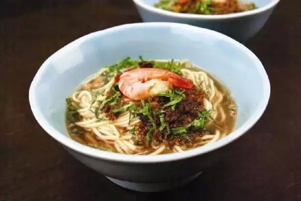 8. Ăn mì Danzai. Loại mì này ăn kèm với thịt lợn băm và tôm, là món ăn vặt nức tiếng xứ Đài. Ngày nay, bạn có thể tìm thấy món mỳ Danzai ở khắp nơi bởi họ đi bán rong, nhưng để thưởng thức hương vị hoàn hảo nhất của món ăn này bạn hãy tới quán Du Xiao Yue, số 101, đường Zhongzheng, quận Tây Trung, Đài Nam.