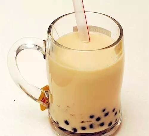 9. Uống trà sữa trân châu chính tông Đài Loan. Từ những năm 80 của thế kỷ 20, trà sữa trân châu đã nổi tiếng ở Đài Loan và du khách có thể nhìn thấy thức uống này ở khắp nơi của hòn đảo này, thậm chí là đã xuất hiện ở một số quốc gia trên thế giới, trong đó có Việt Nam. Nhưng để được thưởng thức hương vị ngon nhất, chính tông nhất của trà sữa trân châu, du khách hãy tìm đến cửa hàng trà Thiên Nhân. Nơi đây trà được làm thủ công, hương vị vừa tươi vừa ngon. 