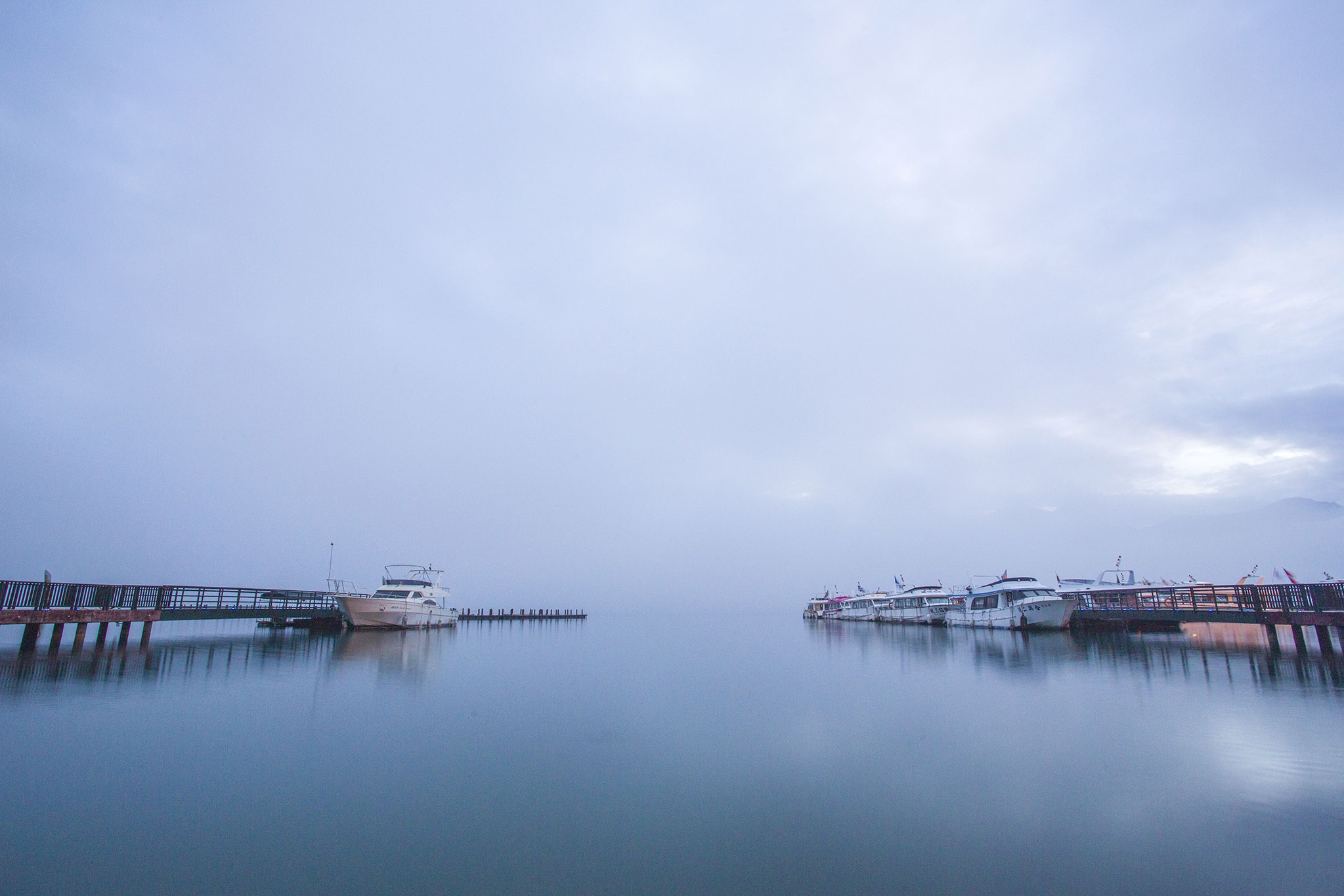 Sau những phút giây miên man và đắm chìm trong vẻ đẹp của sông núi thì các bạn có thể đi xung quanh hồ để tham quan các địa điểm thú vị khác như miếu Văn Võ nơi thờ Quan Công và đức Khổng Tử. Ngôi đền được trang trí rất đẹp, trần nhà được điêu khách tinh xảo và sơn phủ vàng lóng lánh. Ảnh: Sina 