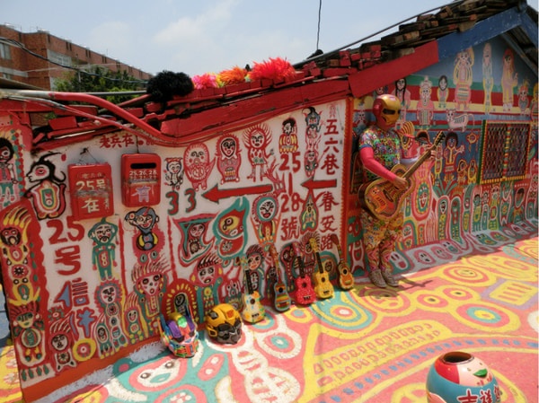 Người tạo nên bộ mặt riêng có cho ngôi làng chính là một Cựu chiến binh già. Ông mất 2 năm để vẽ và phối những sắc màu sặc sỡ cho các bức tranh trên các bức tường của ngôi làng nhỏ. Các bức tranh được vẽ với nhiều chủ đề khác nhau như người, cây cối, động vật... đã biến những ngôi nhà vốn cũ kỹ trở thành thế giới cổ tích mộng mơ. Ảnh: Mafengwo