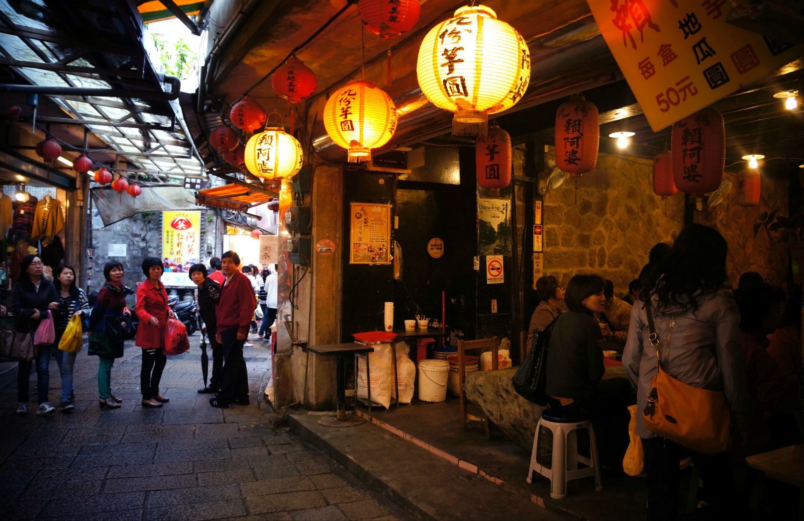 Làng cổ còn là bối cảnh của rất nhiều bộ phim nổi tiếng thế giới. Theo Taiwandao, bộ phim hoạt hình Nhật Bản “Vùng đất linh hồn” của đạo diễn Miyazaki có rất nhiều cảnh sắc được phác họa bắt nguồn từ nét cổ kính của Cửu Phần. Bộ phim “ A City of Sadness” của đạo diễn bậc thầy người Đài Loan Hầu Hiếu Hiền cũng chọn khung cảnh làng cổ Cửu Phần làm cảnh quay chủ đạo. Ảnh: Baike