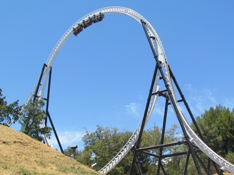 Full Throttle, Six Flags Magic Mountain, Mỹ: Tàu lượn siêu tốc có độ cao 49 m, tốc độ lên tới 113 km/h. Ảnh: themeparkreview.