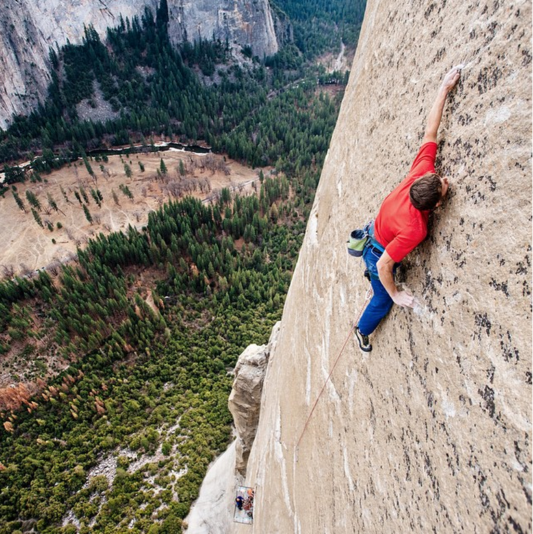Đây được coi là một trong những cuộc chinh phục khó khăn nhất thế giới. Hai người phải tận dụng từng khe nứt nhỏ trên vách đá để leo lên.